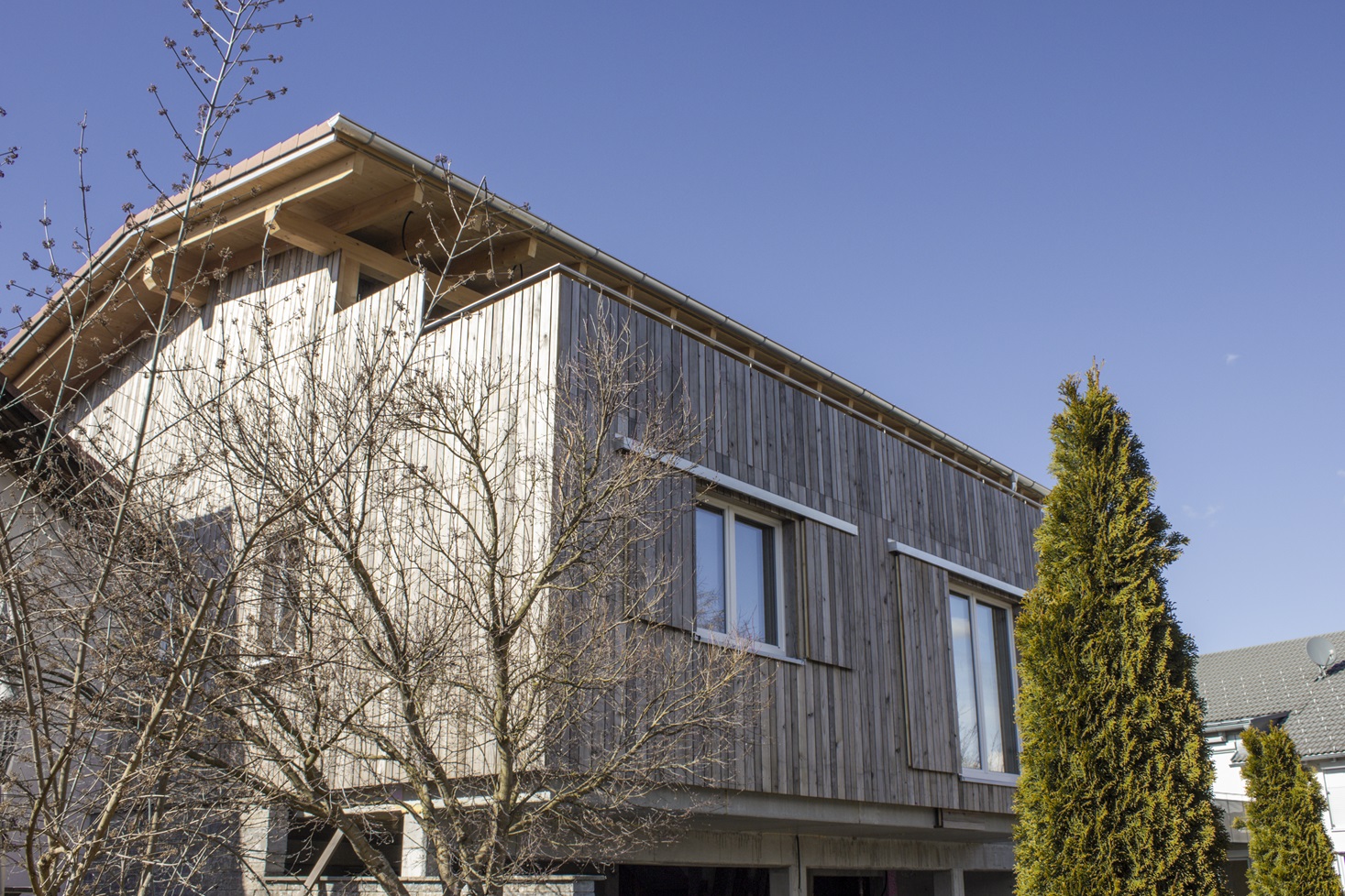 SWERO Grizawood Ein Wohnhaus mit einer vorvergrauten Holzfassade von Grizawood