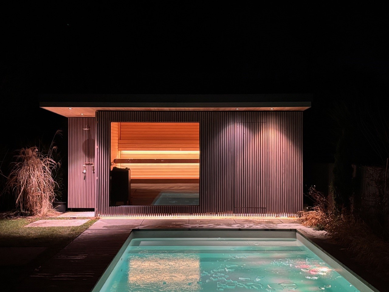 Grizawood für Terrassen Eine Holzterrasse mit Gartenhaus und Pool