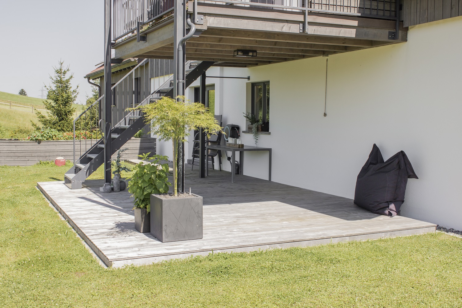 Wohnhaus in Wangen mit Terrasse Gartenterrasse aus Thermo-Birke an einem Wohnhaus.