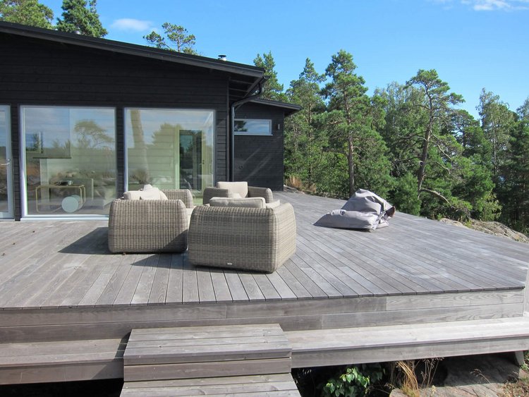 Eine moderne Terrasse aus Holz