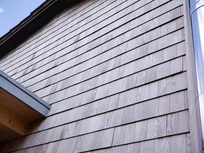 Privathaus in Neuravensburg Detailaufnahme der Holzfassade aus Thermo-Kiefer an einem Privathaus in Neuravensburg