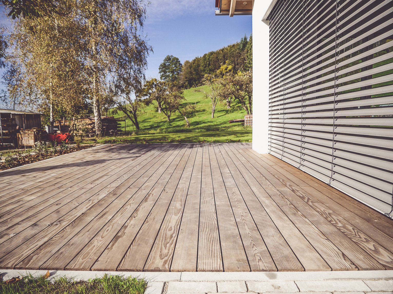 Ein modernes Haus mit Holzterrasse