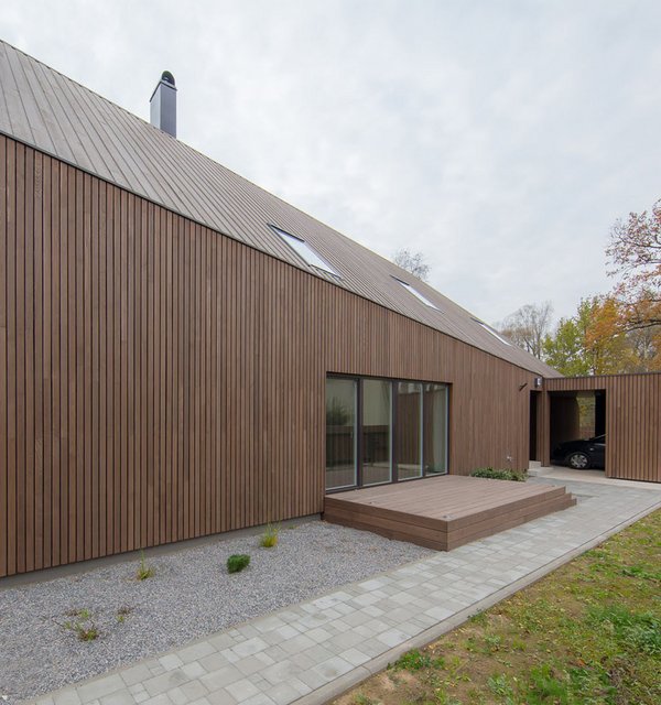 Ein Haus mit einer Fassade aus Thermoesche