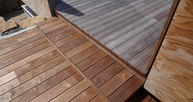 Eine Holzterrasse mit verschiedenen Holzarten
