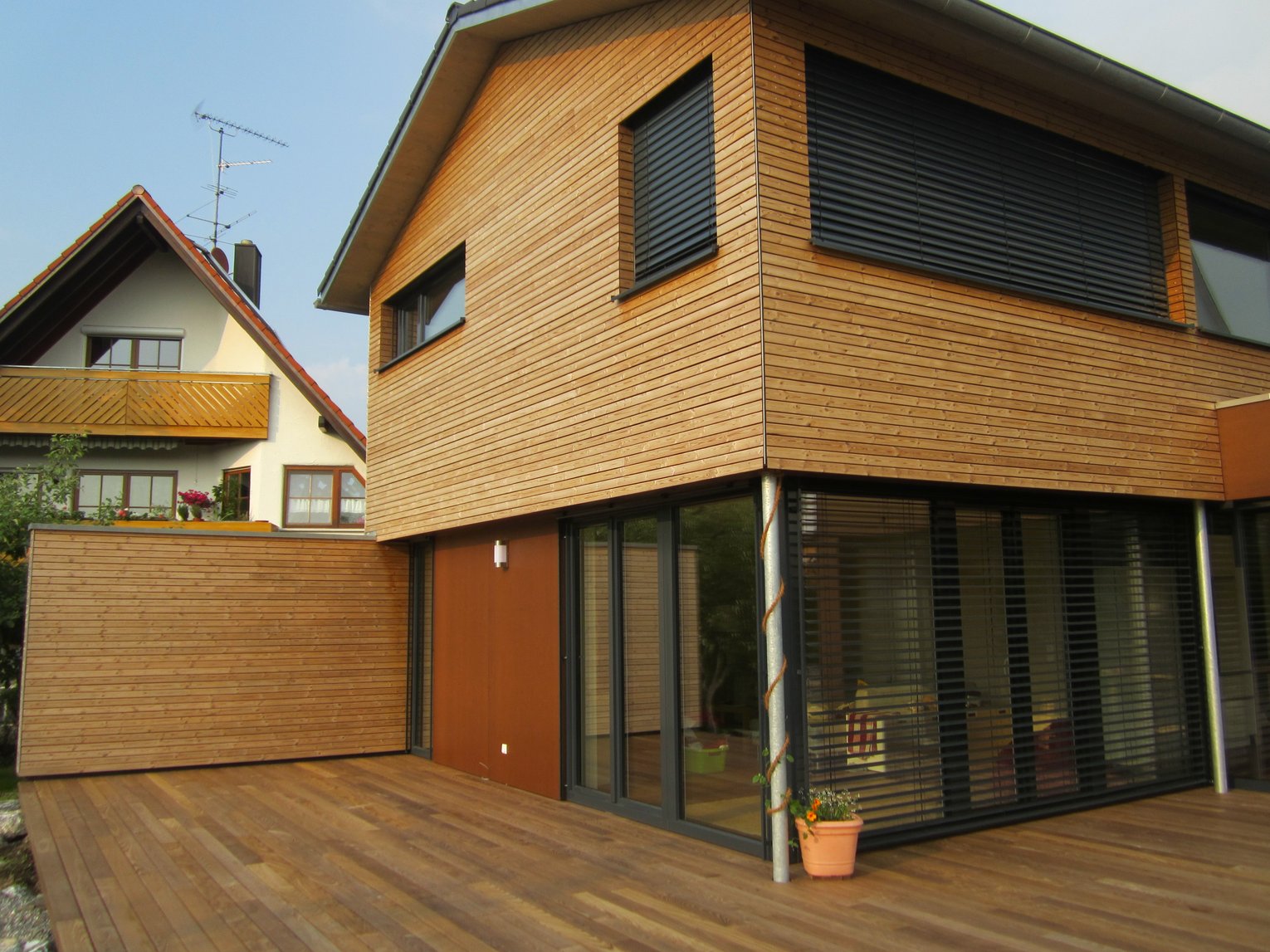 Haus mit Holzfassade aus horizontalen Thermo-Kiefer-Leisten.