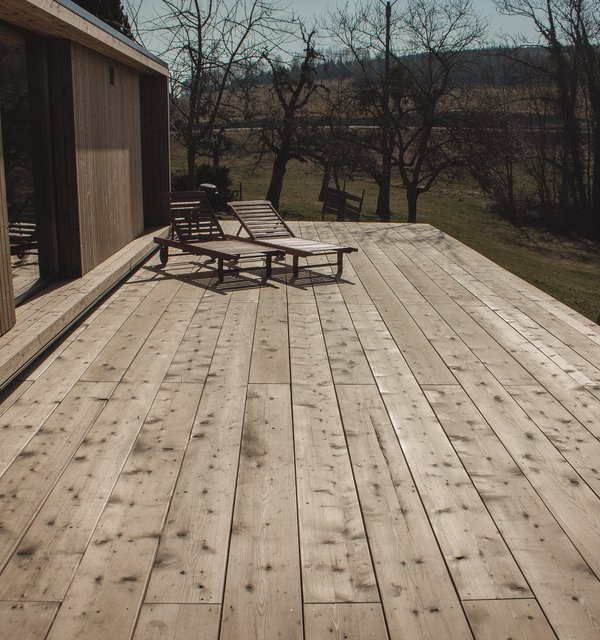 Terrasse aus Thermo-Tanne an einem modernen Holzhaus.