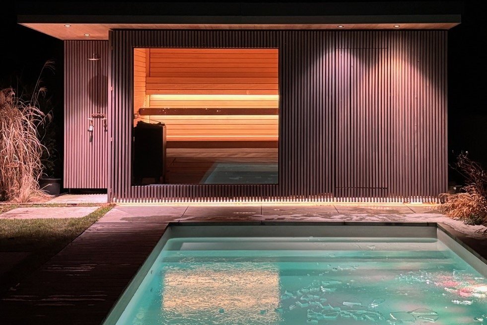 Grizawood für Terrassen Eine Holzterrasse mit Gartenhaus und Pool
