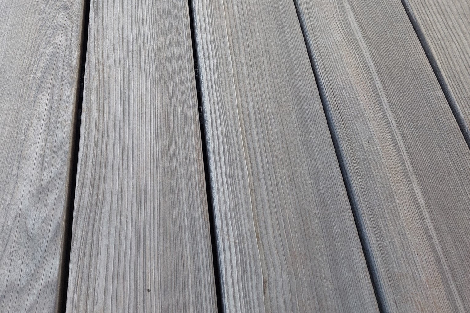 Grizawood Terrassendielen Grizawood Terrassendielen liegen auf einem Steinboden