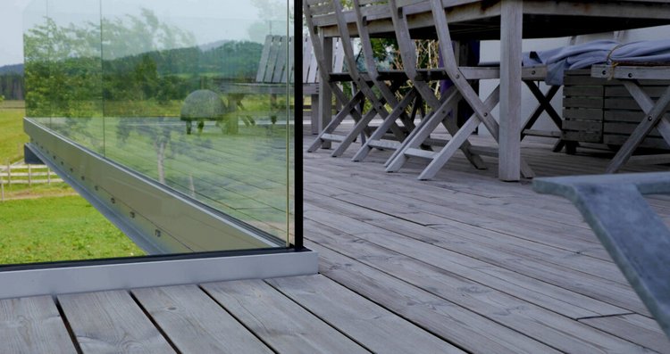 Eine Terrasse mit Thermoholz im Allgäu