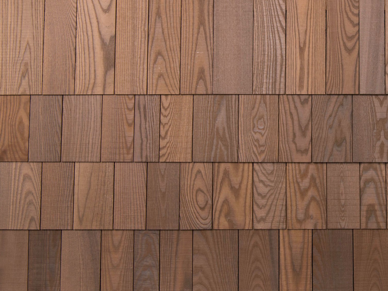 SWERO Fassade Eine Fassade mit Holzschindeln