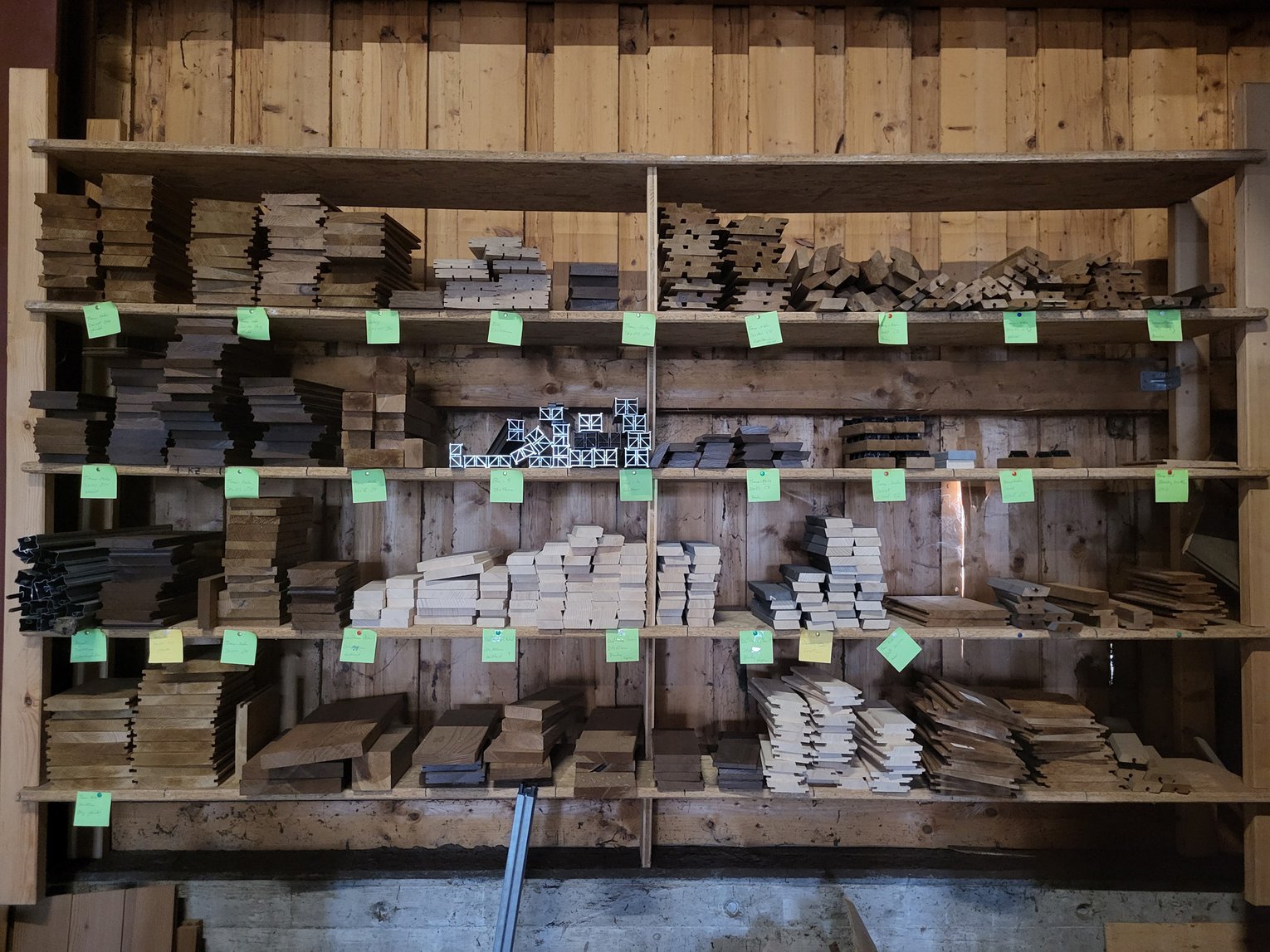 SWERO Holzlager Verschiedene Hölzer liegen in einem Lagerregal