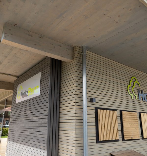 Außenansicht der Holzhandlung Renz mit horizontalen Leisten aus Weisstanne.