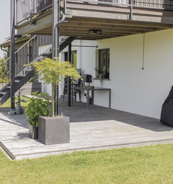 Gartenterrasse aus Thermo-Birke an einem Wohnhaus.