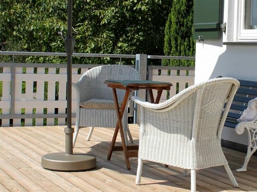 Eine Holzterrasse mit Gartenmöbeln