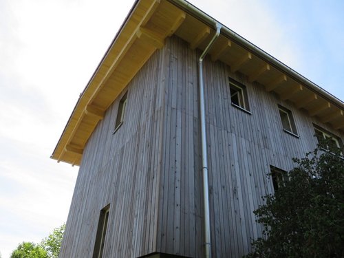 Ein Haus mit einer Grizawood Holzfassade aus Thermotanne