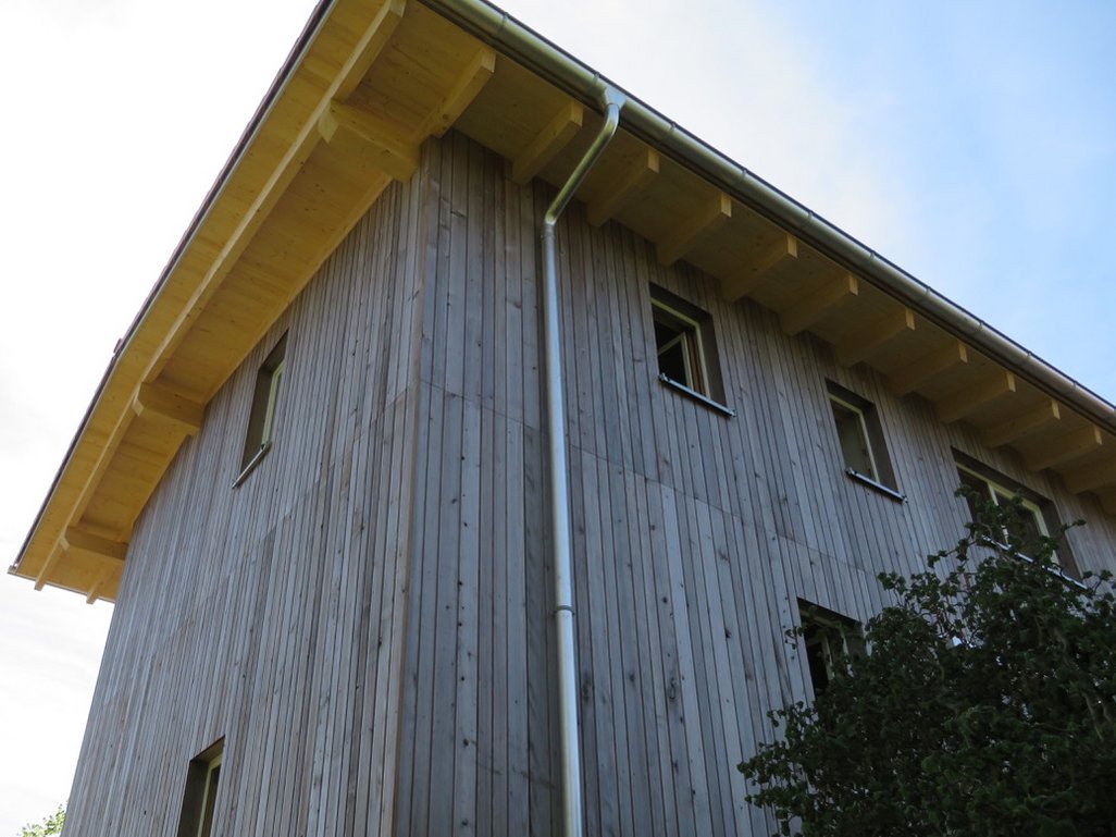 Ein Haus mit einer Grizawood Holzfassade aus Thermotanne