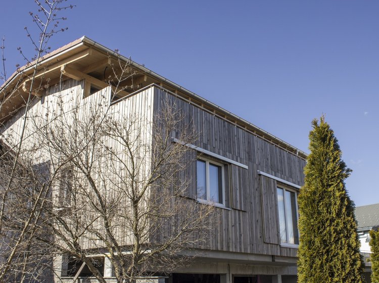 Ein Wohnhaus mit einer vorvergrauten Holzfassade von Grizawood