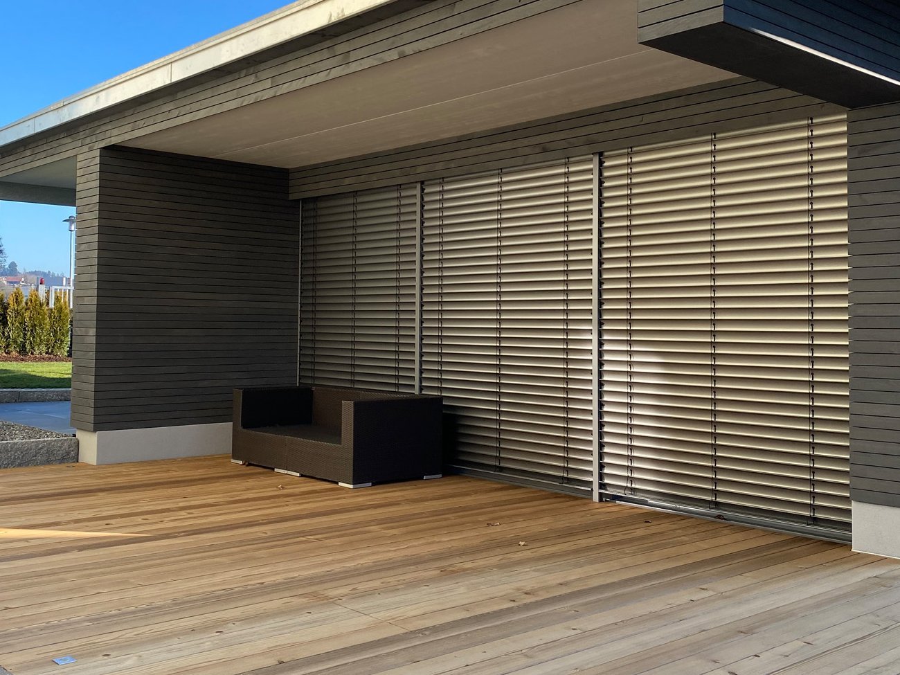 SWERO Terrasse Ein modernes Bungalow mit Holzterrasse