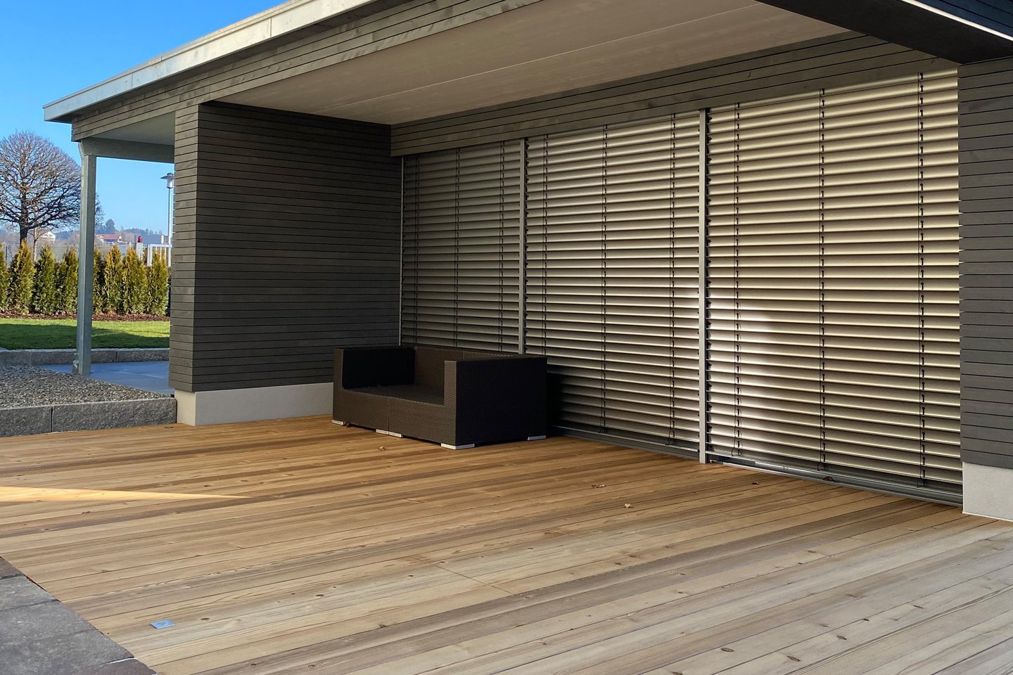 Ein modernes Bungalow mit Holzterrasse