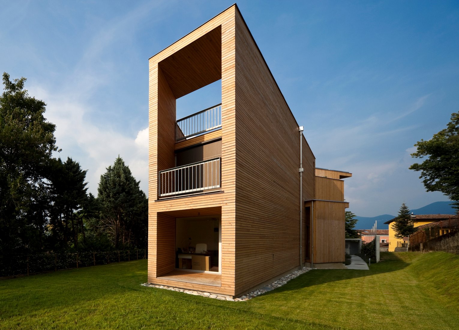 SWERO Fassade Weisstanne Ein modernes Haus mit einer Fassade aus Weisstanne