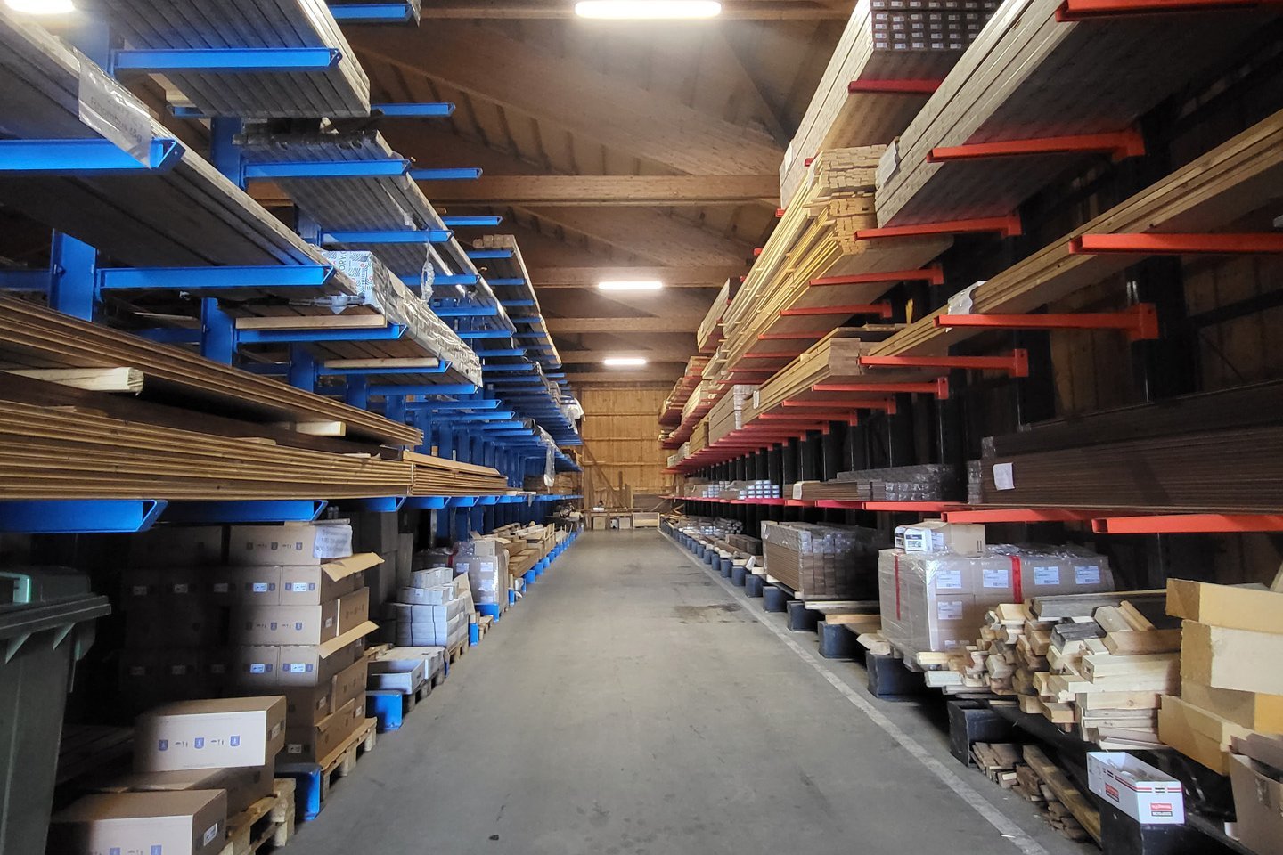 Ein Holzlager mit Regalen