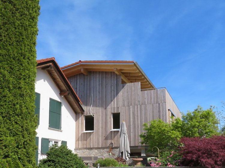 Ein Wohnhaus mit Garten und Holzfassade