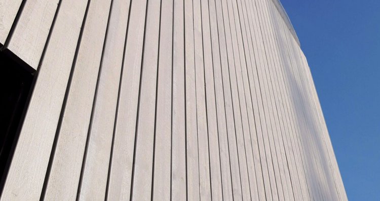 Eine vorvergraute Holzfassade an einem Haus